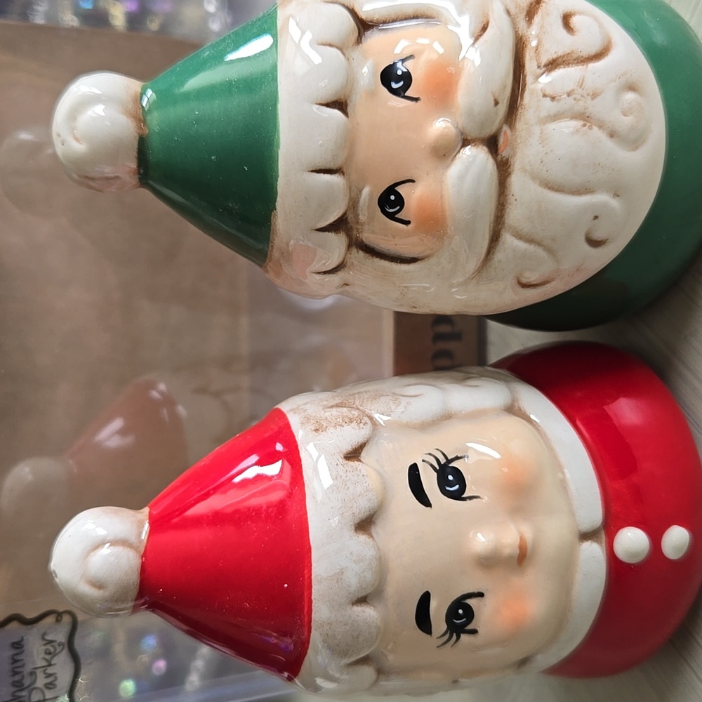 COLLECTIBLE JOHANNA PARKER SANTA & MRS. CLAUS SALT & PEPPER SHAKERS - Picture 4 of 10